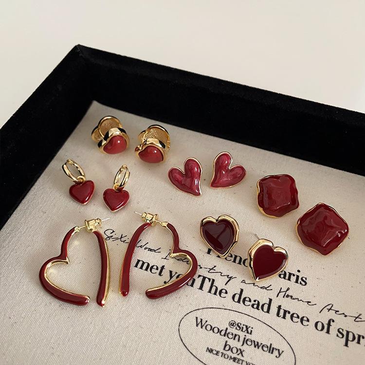 Red Drip Oil Heart Stud Earrings: Retro, Versatile, and Festive Women s Jewelry With Simple, Unique Design.
Red Drip Oil Heart Stud Earrings: Retro, Versatile, and Festive Women s Jewelry With Simple, Unique Design.