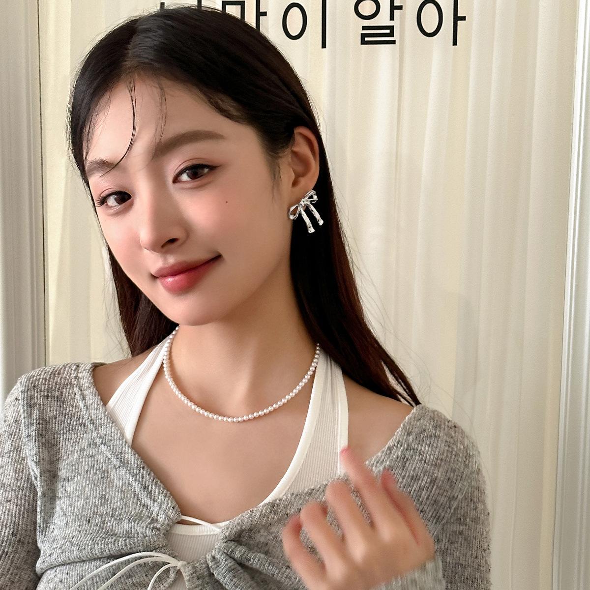 Delicate cold wind liquid irregular bow stud earrings women s light luxury summer high-end pearl earrings new products copper
Delicate cold wind liquid irregular bow stud earrings women s light luxury summer high-end pearl earrings new products copper