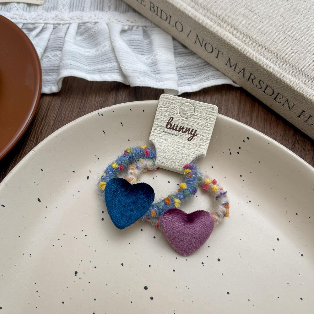 Velvet Heart-shaped Wool Sweet Fabric Hair Band Versatile Girl Headwear Basic Hair Accessory Hair Tie
Velvet Heart-shaped Wool Sweet Fabric Hair Band Versatile Girl Headwear Basic Hair Accessory Hair Tie