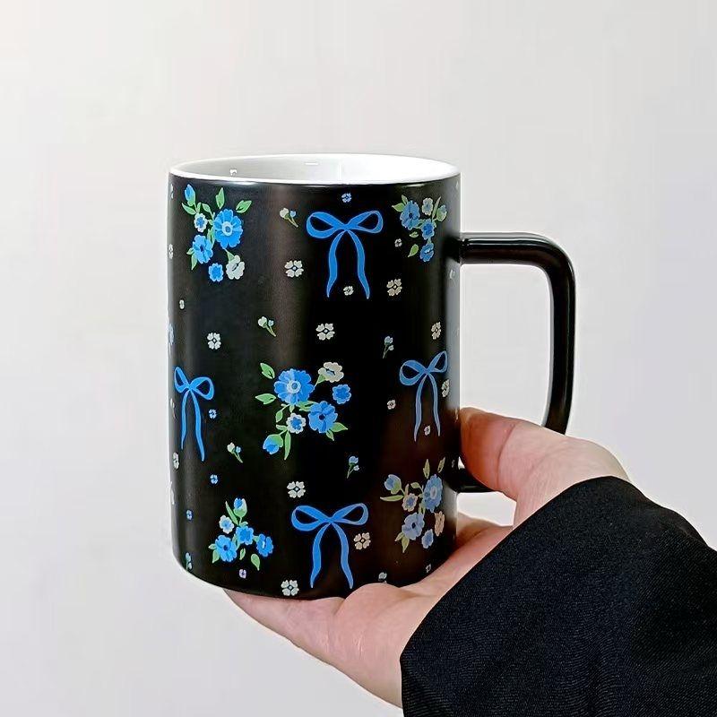 Matte Bright Black Bow Floral Mug, 450ml Retro Light Luxury High-end Water Cup Ceramic Drinkware Large Capacity with Handle 450ml
Matte Bright Black Bow Floral Mug, 450ml Retro Light Luxury High-end Water Cup Ceramic Drinkware Large Capacity with Handle 450ml
