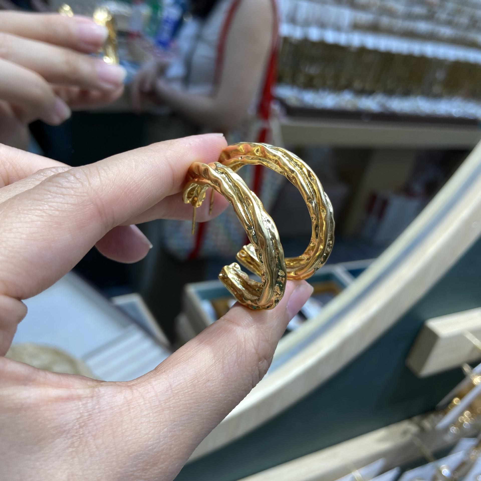 High Color Retention Paris Fashion Retro Pleated Stud Earrings Gold-Plated Irregular Simple Earrings Temperament Circle Earrings Hong Kong Style
High Color Retention Paris Fashion Retro Pleated Stud Earrings Gold-Plated Irregular Simple Earrings Temperament Circle Earrings Hong Kong Style
