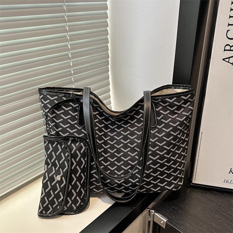 Fashion new single shoulder large capacity handbag travel storage niche underarm cabbage basket tote bag women
Fashion new single shoulder large capacity handbag travel storage niche underarm cabbage basket tote bag women