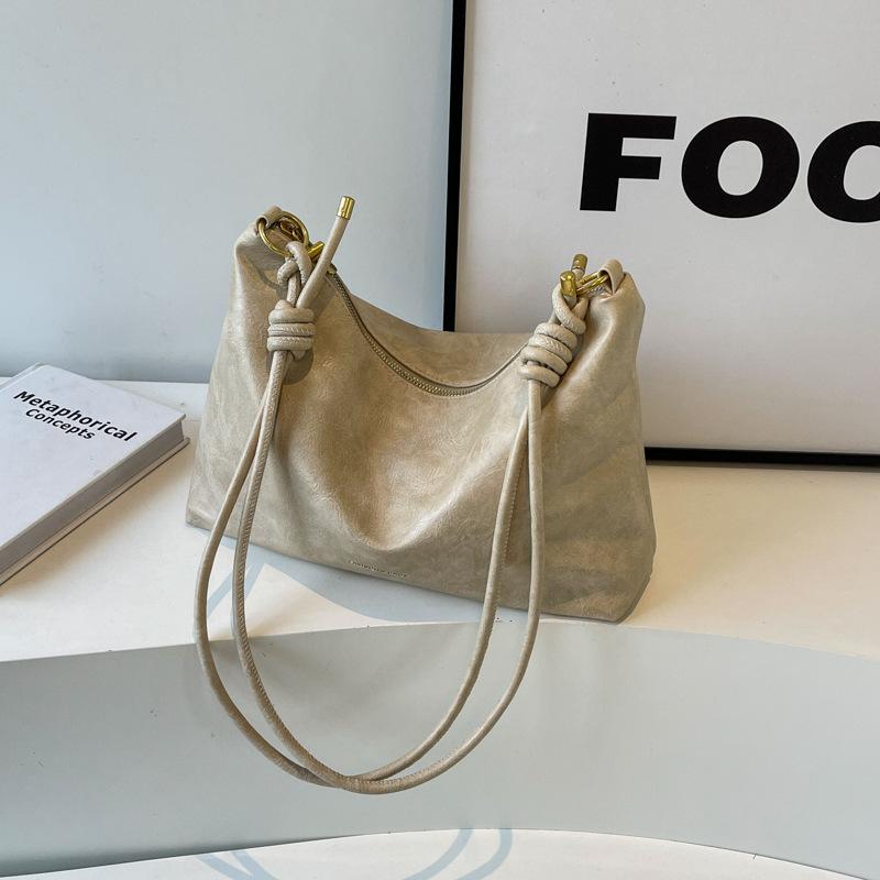 Large-capacity bag women s 2025 new shoulder armpit bag autumn and winter niche fashion simple messenger tote bag 30*9*18
Large-capacity bag women s 2025 new shoulder armpit bag autumn and winter niche fashion simple messenger tote bag 30*9*18