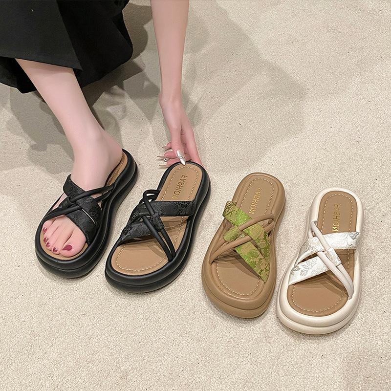 New Chinese style niche design thick-soled slippers women s outer wear 2025 summer new models with skirts beach slippers 40 чорний
New Chinese style niche design thick-soled slippers women s outer wear 2025 summer new models with skirts beach slippers 40 чорний