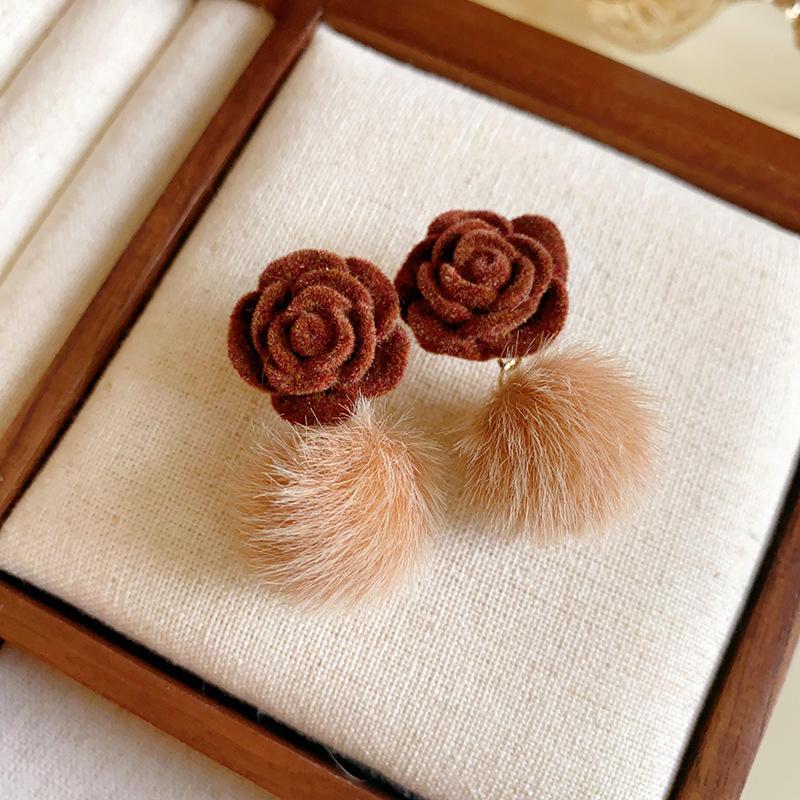 Silver needle diamond-set geometric earrings, niche design sense, autumn and winter stud earrings, temperament, advanced sense, light luxury earrings
Silver needle diamond-set geometric earrings, niche design sense, autumn and winter stud earrings, temperament, advanced sense, light luxury earrings