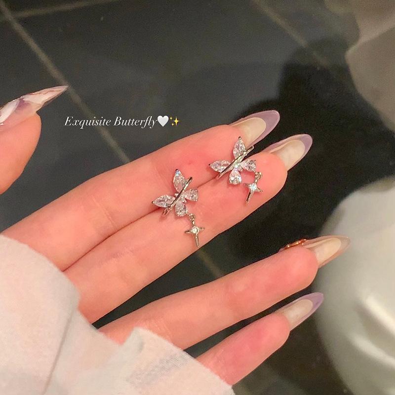 Pure zircon pendant, ear bone clip without ear hole butterfly new niche design ear clip female versatile
Pure zircon pendant, ear bone clip without ear hole butterfly new niche design ear clip female versatile