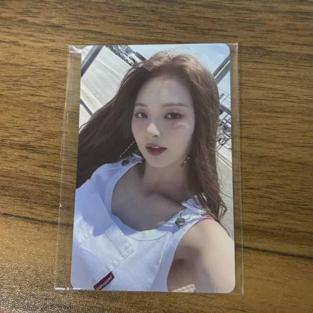 Fromis9 Lee Na-kyung Sells Supersonic Photocard
Fromis9 Lee Na-kyung Sells Supersonic Photocard