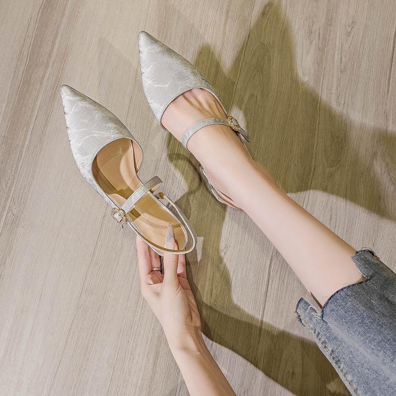 Остроносые пустые туфли-лодочки женские толстый каблук 2024 новая летняя обувь в сказочном стиле с высоким каблуком, с сумкой на носке, сандалии 39 серебряный
Остроносые пустые туфли-лодочки женские толстый каблук 2024 новая летняя обувь в сказочном стиле с высоким каблуком, с сумкой на носке, сандалии 39 серебряный