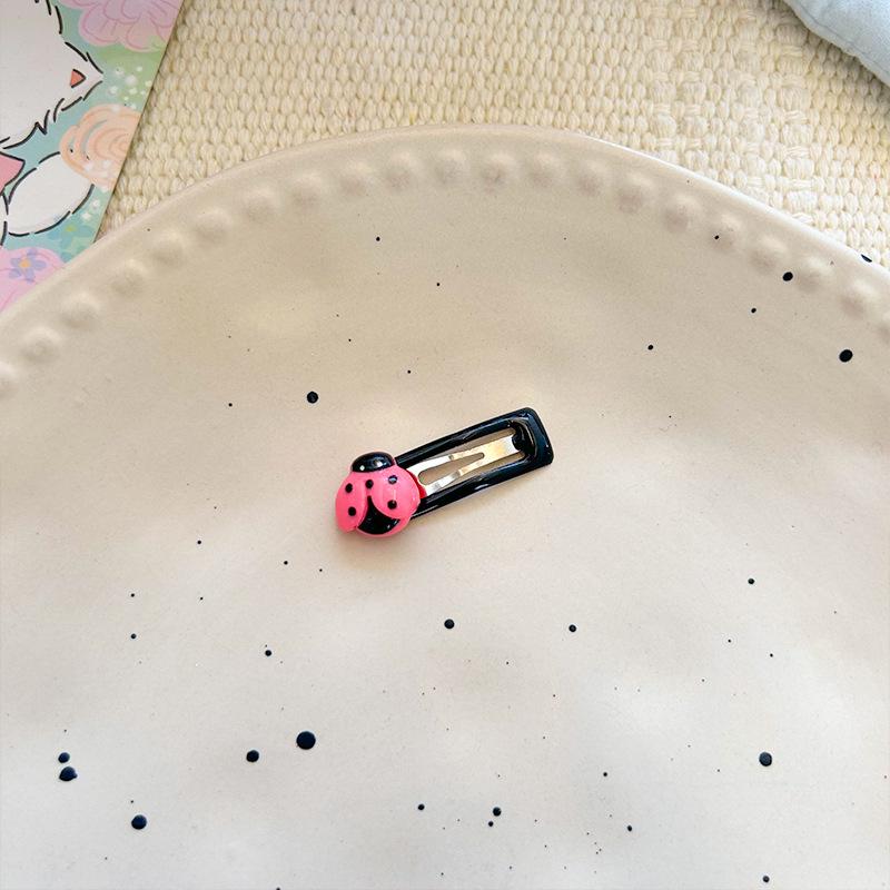 Y2K Милая и Крутая Заколка для Волос с Челкой набок в виде Божьей Коровки для Девочек и Детей
Y2K Милая и Крутая Заколка для Волос с Челкой набок в виде Божьей Коровки для Девочек и Детей