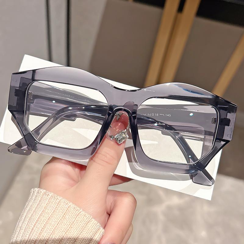 Transparent Pilot Style With Brown Tinted Lenses Metal Hinges Minimalist Fashion Accessory For Casual Wear
Transparent Pilot Style With Brown Tinted Lenses Metal Hinges Minimalist Fashion Accessory For Casual Wear