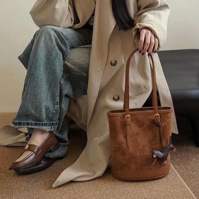 Высококачественные сумки-тоут для осени и зимы, вместительные женские сумки и сумки на одно плечо коричневый
Высококачественные сумки-тоут для осени и зимы, вместительные женские сумки и сумки на одно плечо коричневый