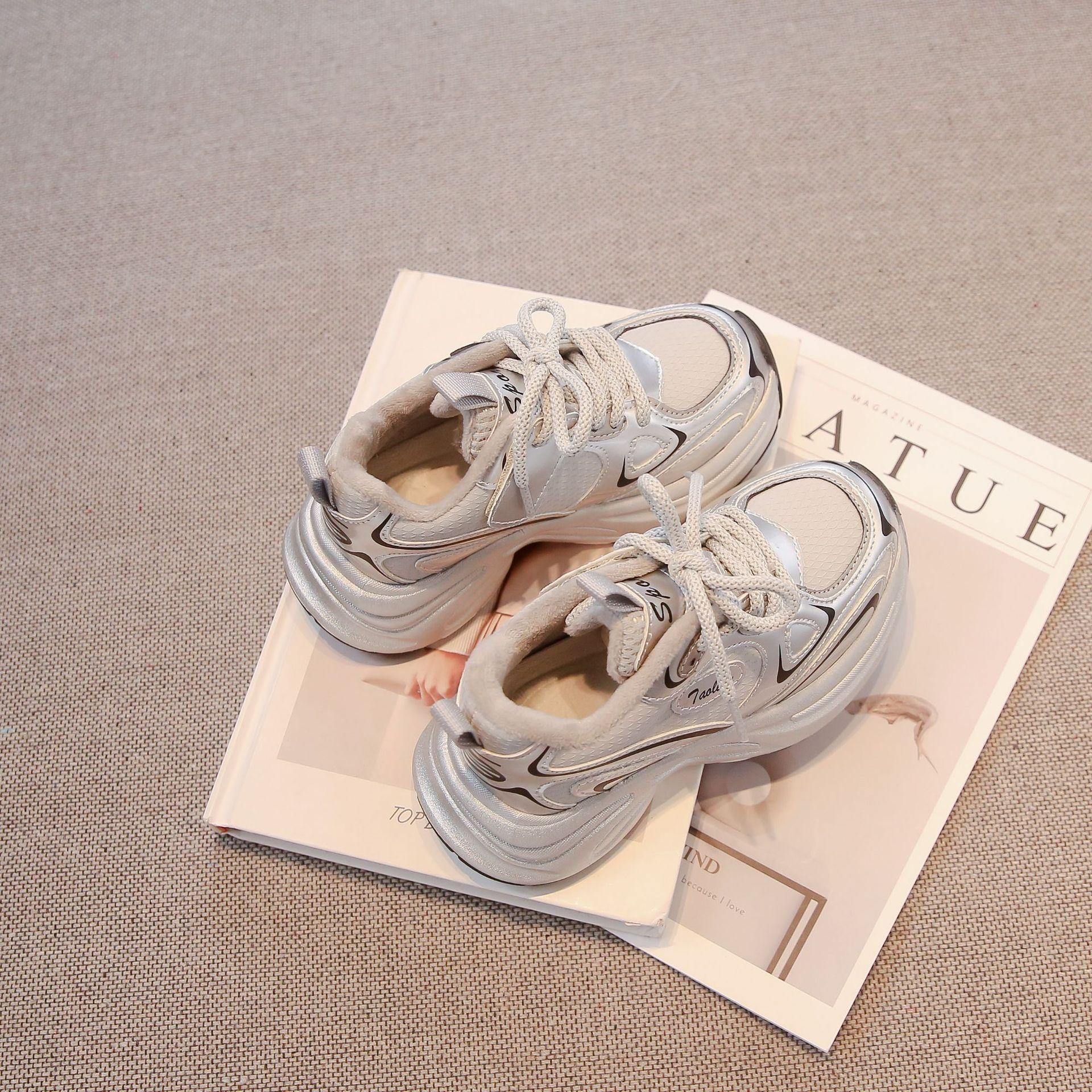 Children s sports shoes for autumn and winter, new plush-lined cotton shoes for boys, children s dad shoes, girls shoes for older children 30Inner Length18.4cm срібний
Children s sports shoes for autumn and winter, new plush-lined cotton shoes for boys, children s dad shoes, girls shoes for older children 30Inner Length18.4cm срібний