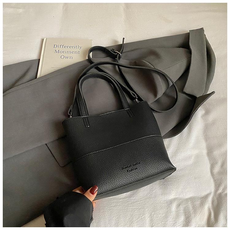 Повседневная матовая ретро маленькая сумка женская зимняя новая простая сумка на плечо сумка-ведро
Повседневная матовая ретро маленькая сумка женская зимняя новая простая сумка на плечо сумка-ведро