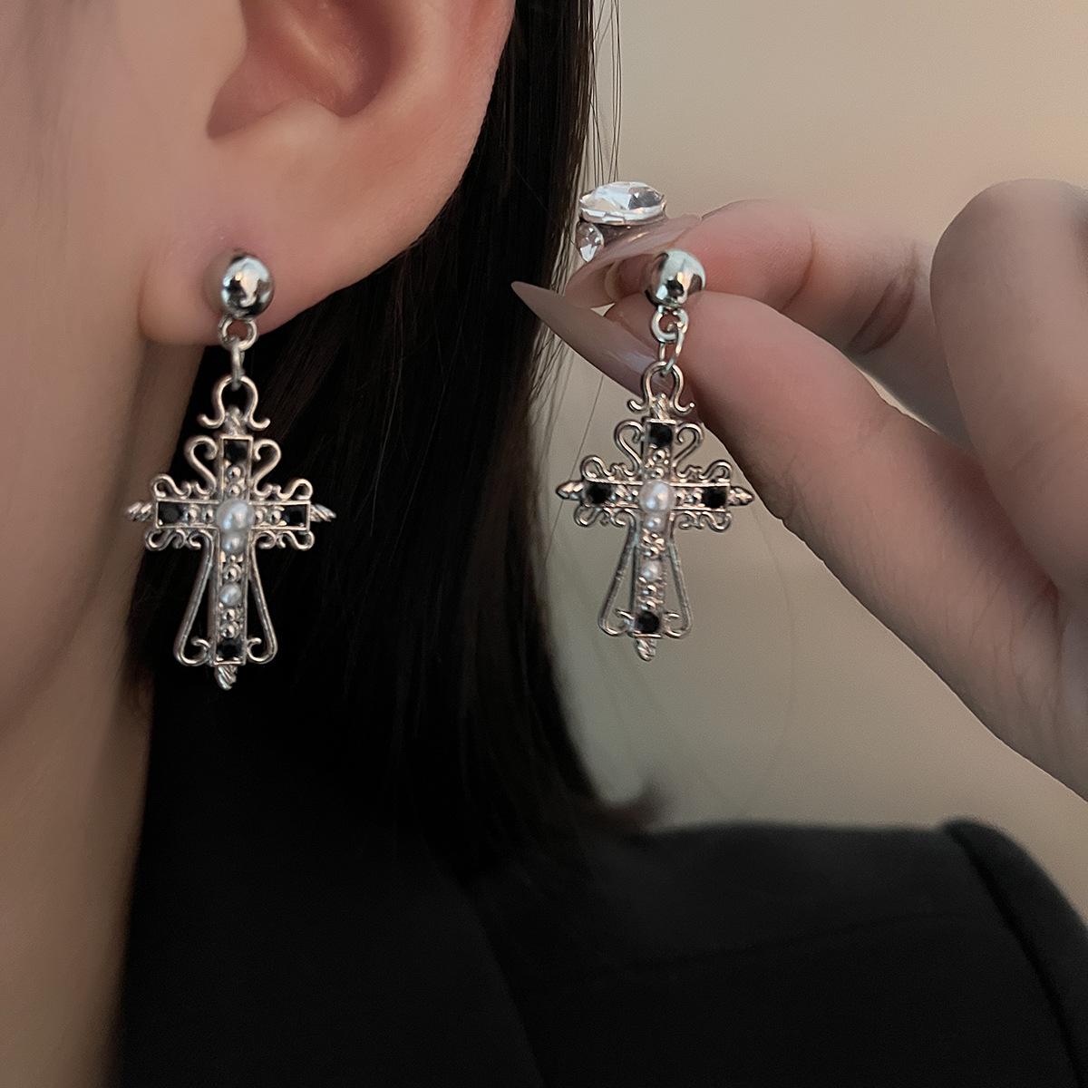 Cyberpunk Face Dark Wind Earrings Metal Tide Cool Flash Pearl Cross Diamond Butterfly Stud Earrings
Cyberpunk Face Dark Wind Earrings Metal Tide Cool Flash Pearl Cross Diamond Butterfly Stud Earrings