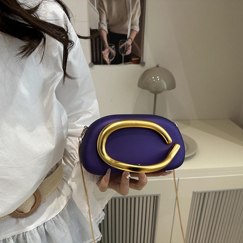 New trendy round box hand grab dinner bag mini small bag retro metal handle shoulder messenger bag фіолетовий
New trendy round box hand grab dinner bag mini small bag retro metal handle shoulder messenger bag фіолетовий