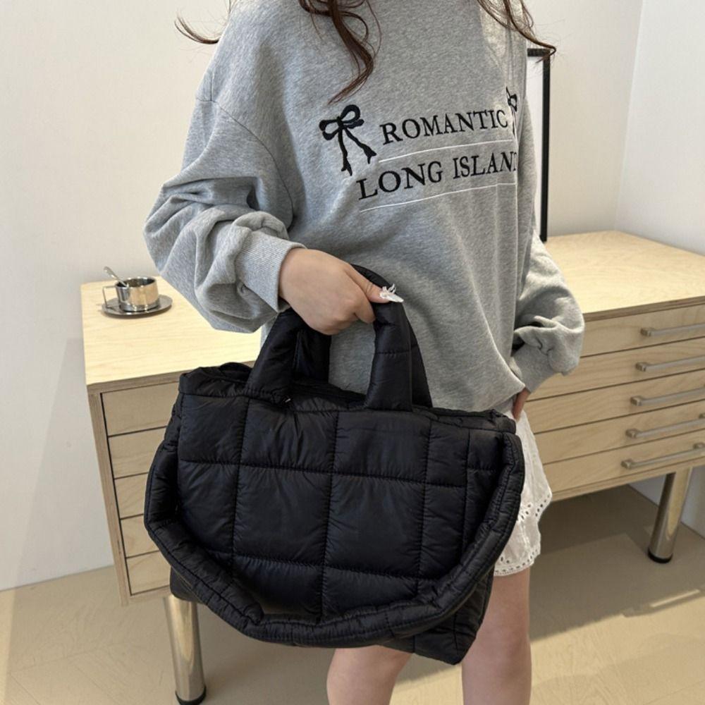 Solid Color Cloud Tote Bag Nylon Puffy Shoulder Bag Simple Space Cotton Handbag Ladies синій
Solid Color Cloud Tote Bag Nylon Puffy Shoulder Bag Simple Space Cotton Handbag Ladies синій