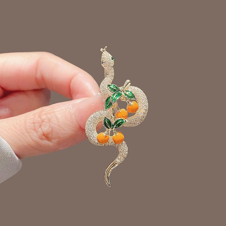 High-End Minimalist Spirit Snake Brooch: Zodiac Year of the Snake 2025, Ten Thousand Persimmons Coat Pin золотой
High-End Minimalist Spirit Snake Brooch: Zodiac Year of the Snake 2025, Ten Thousand Persimmons Coat Pin золотой