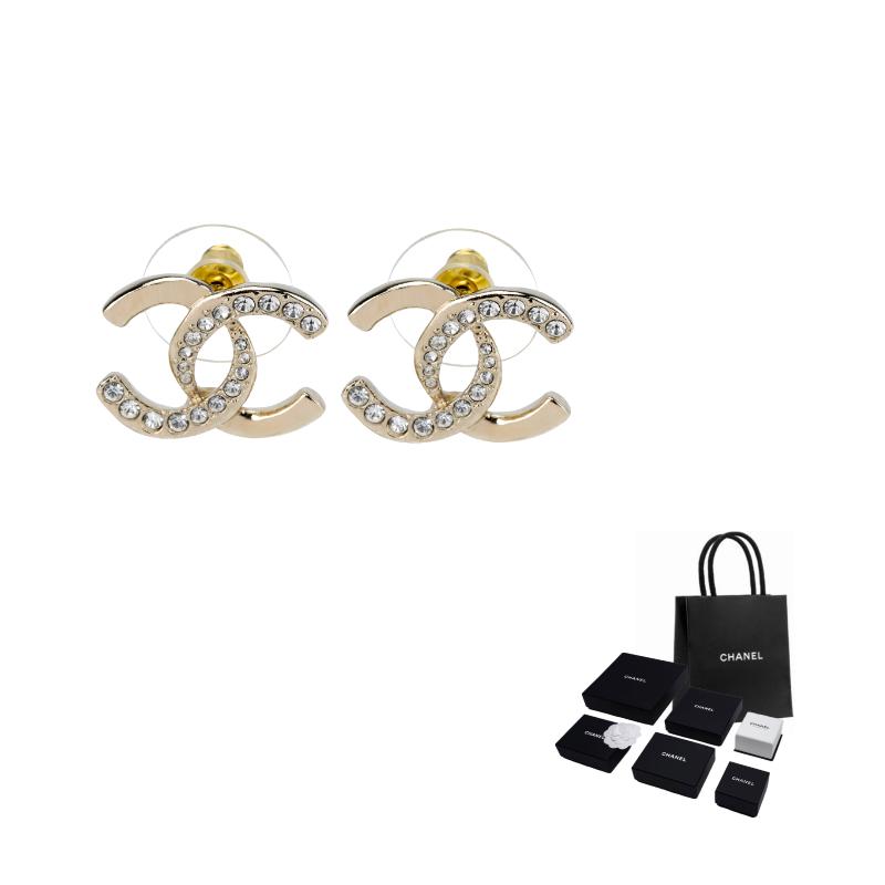 CHANEL Light Gold Twisted Rhinestone Double C - Stud Earrings Women s Gold золотий
CHANEL Light Gold Twisted Rhinestone Double C - Stud Earrings Women s Gold золотий
