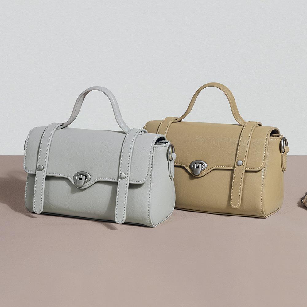 Support 2025 new Cambridge bag retro messenger bag fashionable leather women s bag portable messenger bag
Support 2025 new Cambridge bag retro messenger bag fashionable leather women s bag portable messenger bag