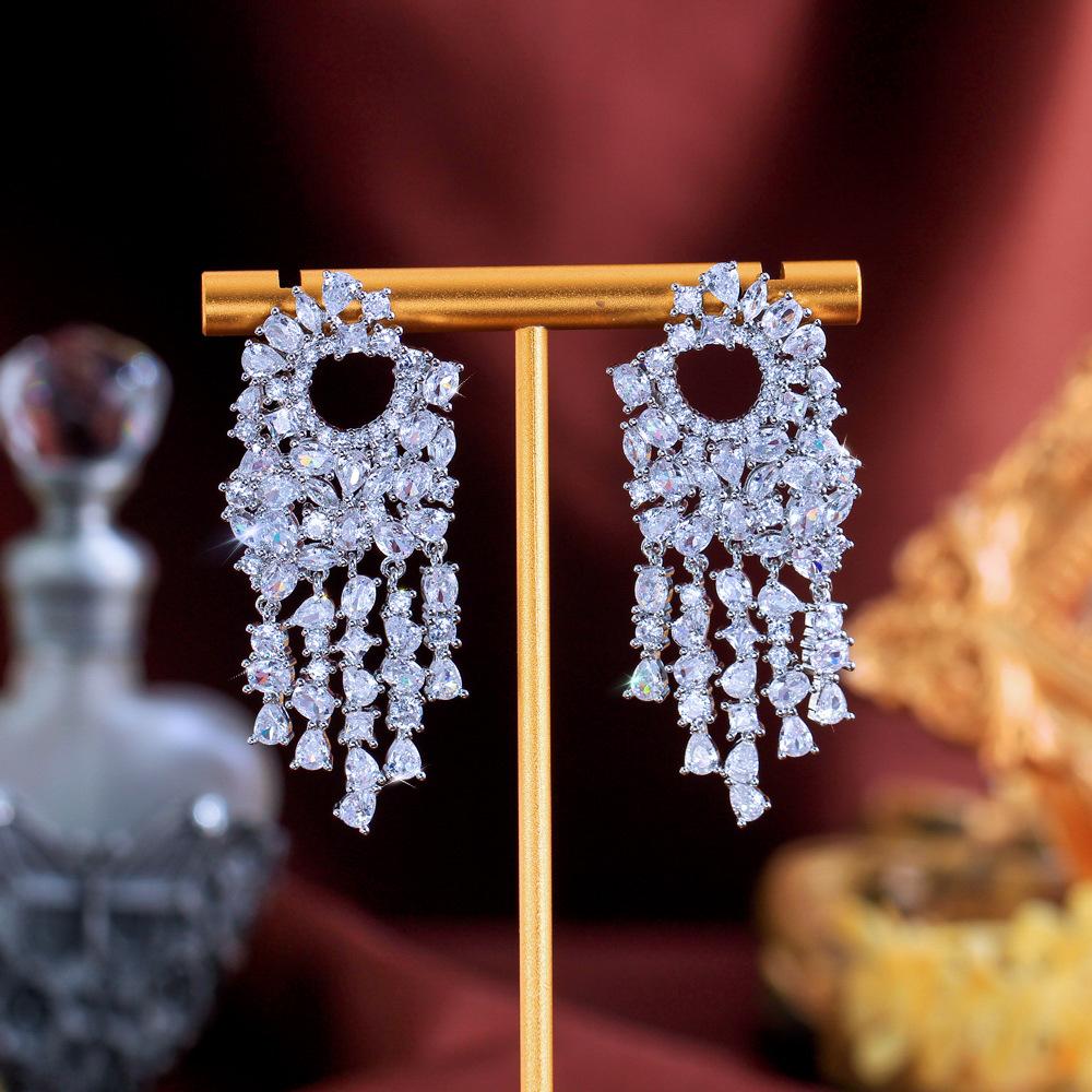 Серьги с цирконами и бахромой, демонстрирующие маленькое лицо, серьги высокого класса
Серьги с цирконами и бахромой, демонстрирующие маленькое лицо, серьги высокого класса