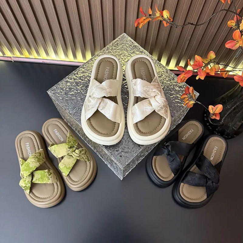 Cool slippers female summer wear 2025 new fairy style skirt comfortable thick-bottomed beach fashion satin one-word drag 35 чорний
Cool slippers female summer wear 2025 new fairy style skirt comfortable thick-bottomed beach fashion satin one-word drag 35 чорний