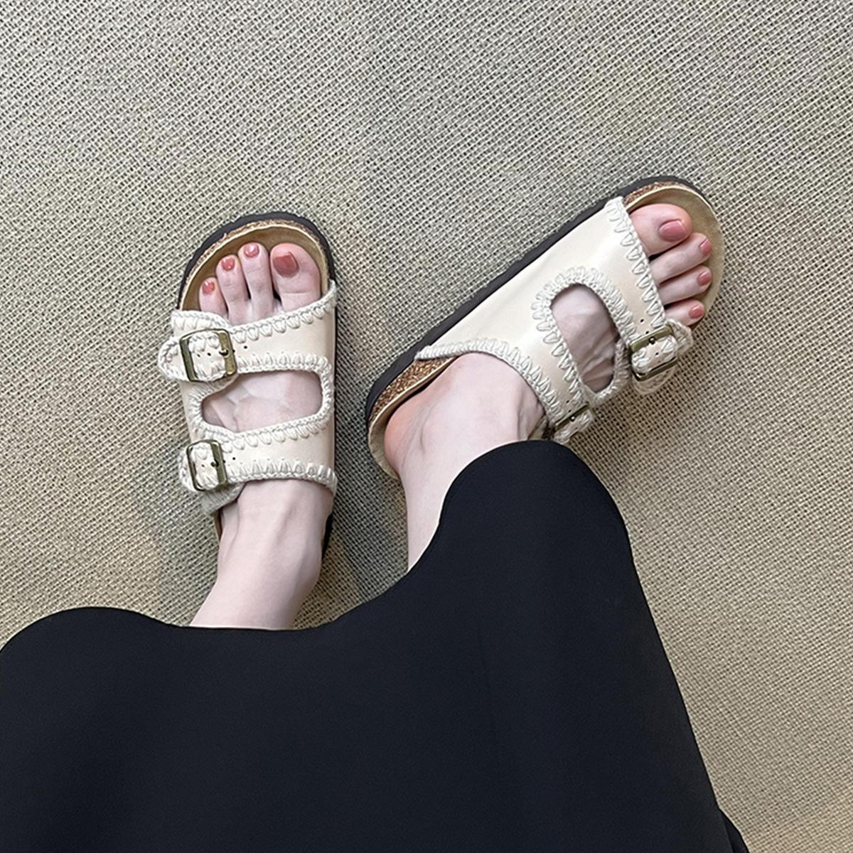 Retro belt buckle thick-soled beach shoes women wear versatile soft-soled round-headed cool slippers 35
Retro belt buckle thick-soled beach shoes women wear versatile soft-soled round-headed cool slippers 35