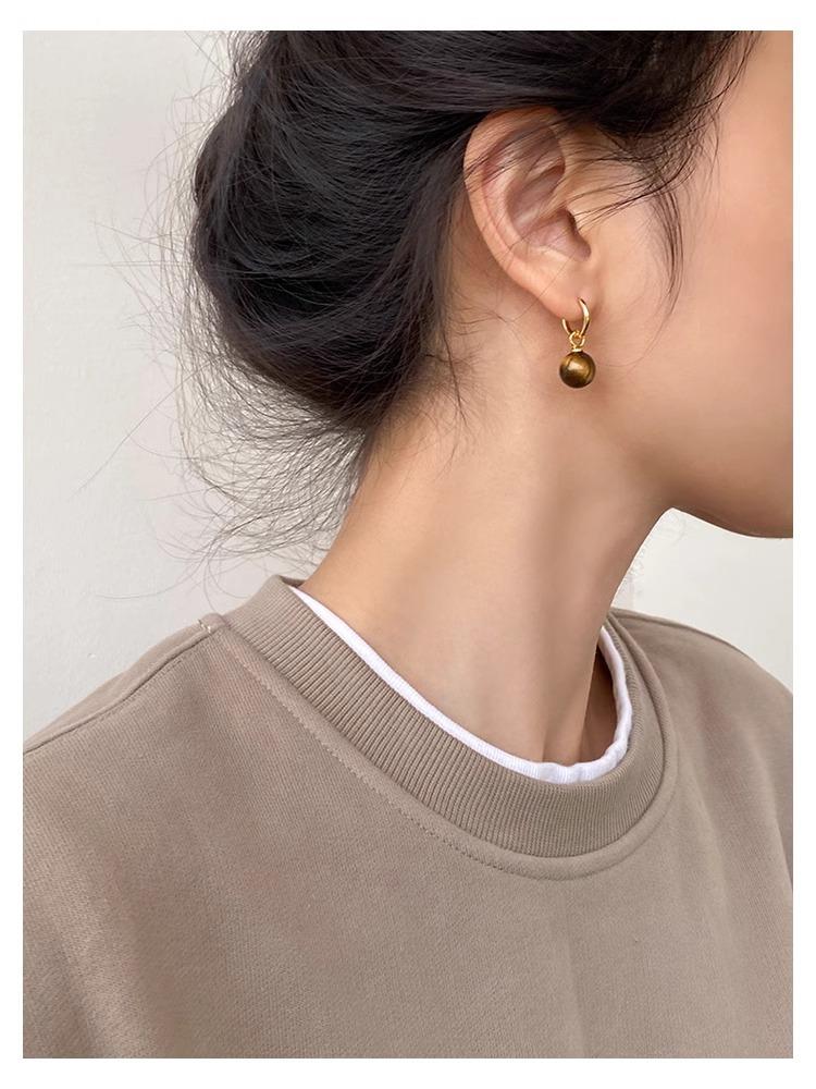 DOUDOUSTORE Maillard round beads, tiger s eye stone earrings, high-end foreign-style versatile earrings, earrings.
DOUDOUSTORE Maillard round beads, tiger s eye stone earrings, high-end foreign-style versatile earrings, earrings.