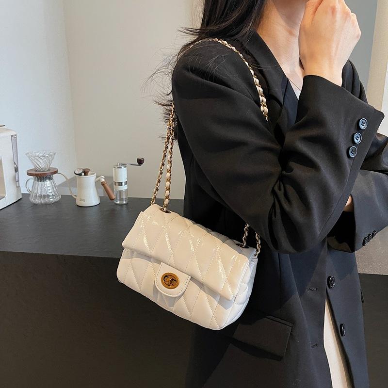 Small square bag women 2025 new red chain shoulder messenger bag fashion trend small square bag 20*10*12
Small square bag women 2025 new red chain shoulder messenger bag fashion trend small square bag 20*10*12