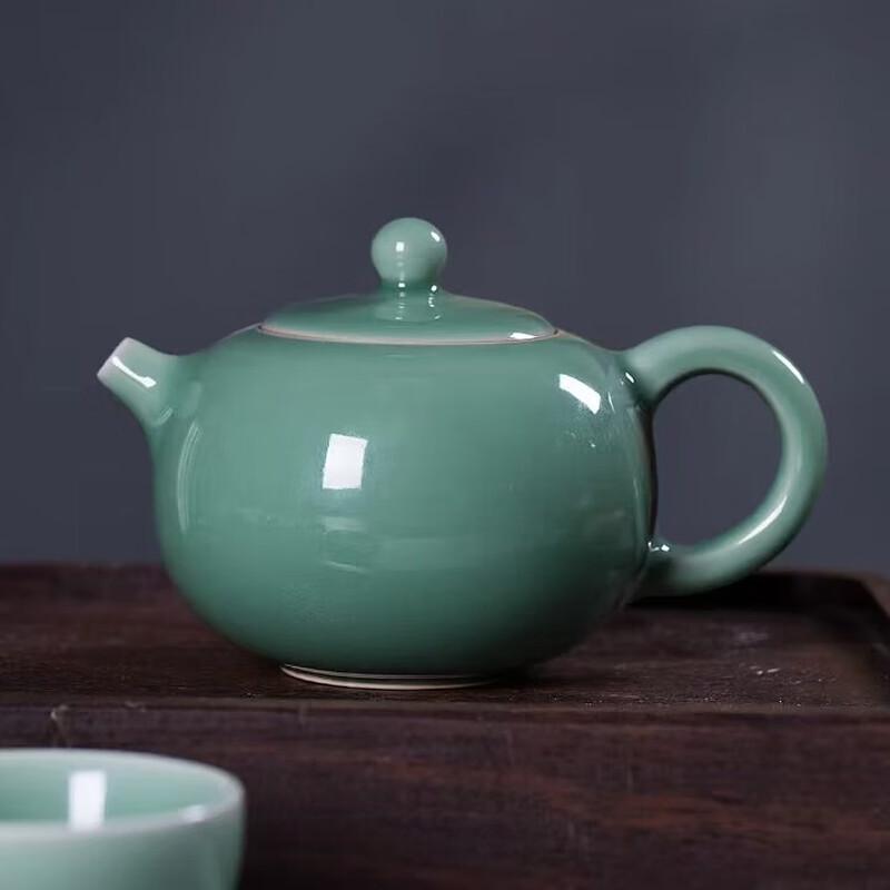 Чайный сервиз из керамики в китайском стиле И Ху Дэ
Чайный сервиз из керамики в китайском стиле И Ху Дэ