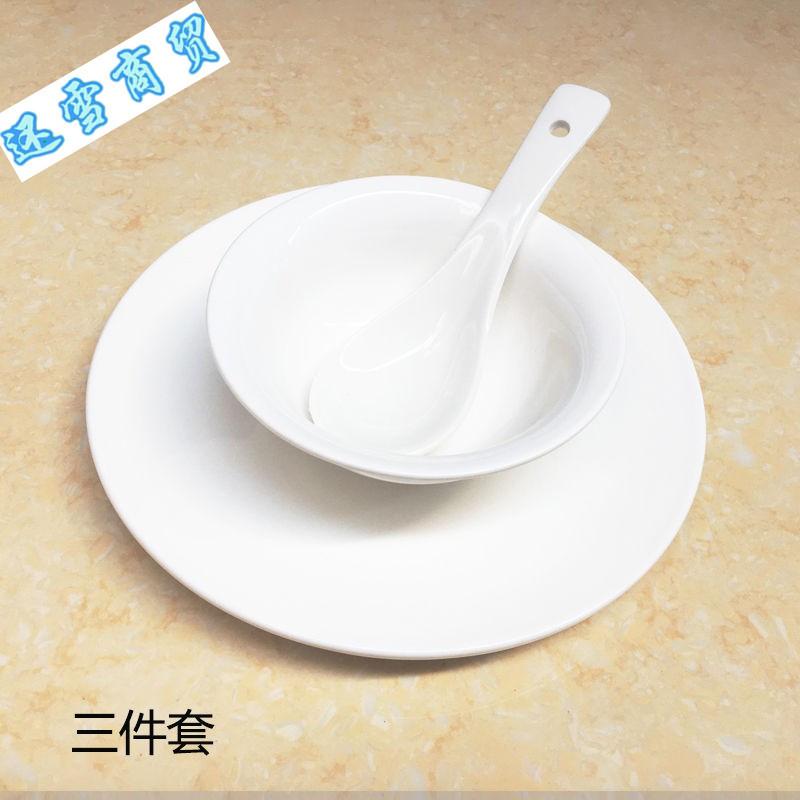 Белый керамический гостиничный стол. Посуда. Чистый белый минималистский набор из трех предметов.
Белый керамический гостиничный стол. Посуда. Чистый белый минималистский набор из трех предметов.