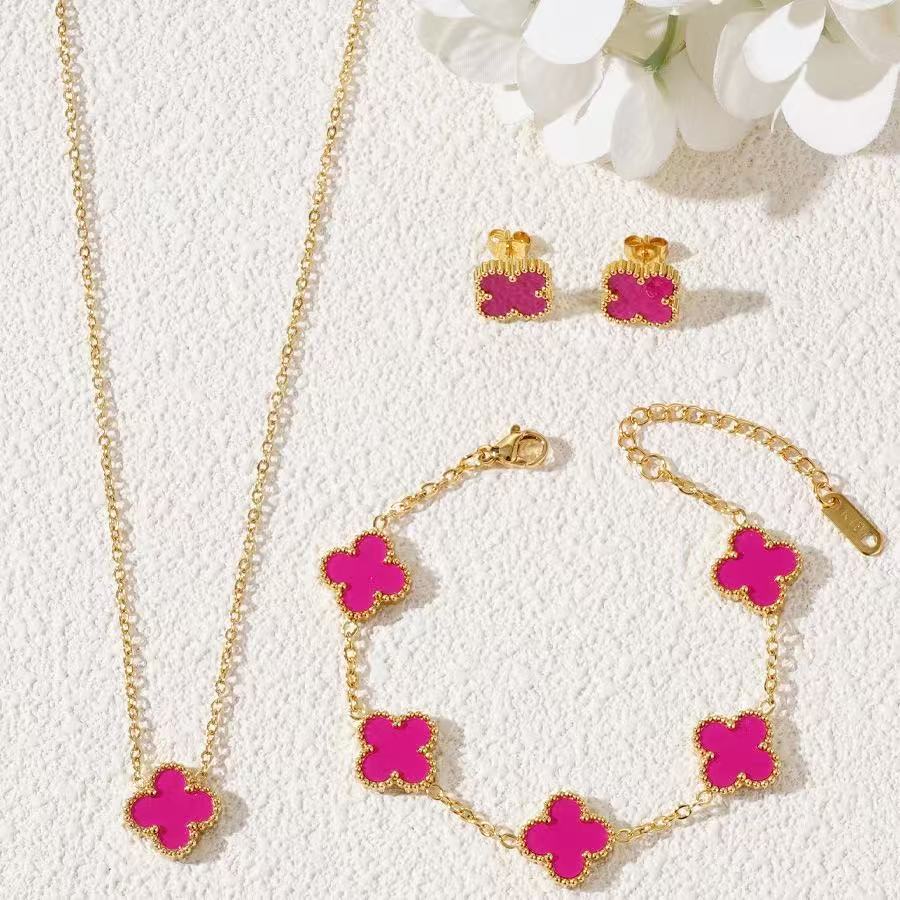 Набір з трьох предметів: намисто, браслет та сережки з титанової сталі у формі конюшини necklace+bracelet+earring
Набір з трьох предметів: намисто, браслет та сережки з титанової сталі у формі конюшини necklace+bracelet+earring