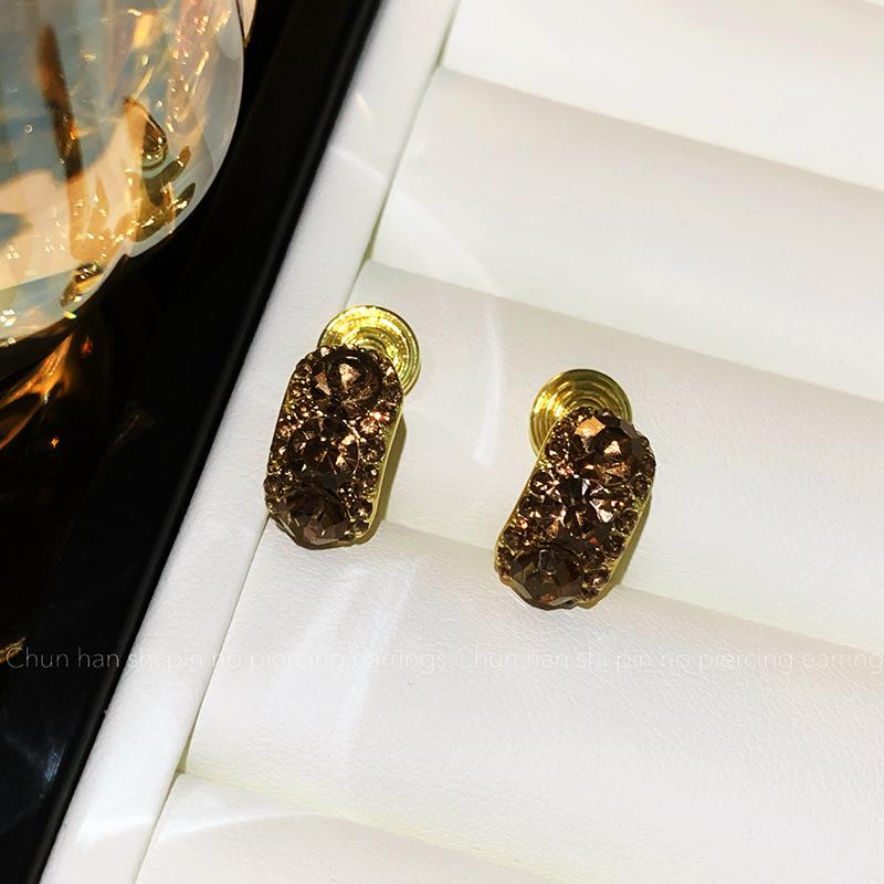 Exquisite and small diamond-encrusted earrings, earclips, mosquito coil disc, female sweet temperament, fashionable and simple,high-end stud earrings.
Exquisite and small diamond-encrusted earrings, earclips, mosquito coil disc, female sweet temperament, fashionable and simple,high-end stud earrings.