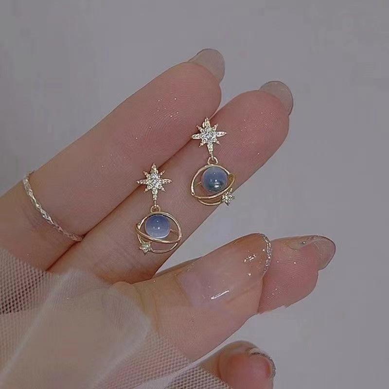 Серьги Cosmic Star River Новые взрывные свежие синие серьги с камнями «кошачий глаз» Женские серьги с планетами
Серьги Cosmic Star River Новые взрывные свежие синие серьги с камнями «кошачий глаз» Женские серьги с планетами