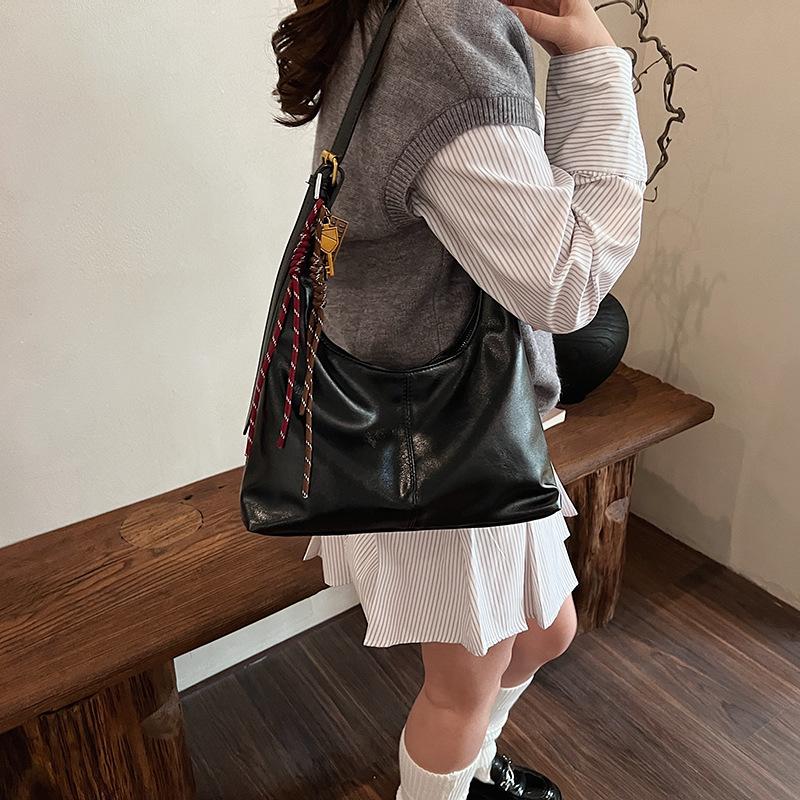 Модная большая сумка большого объема для женщин 2024 года, осень и зима, новая универсальная сумка через плечо в стиле знаменитостей из Интернета, роскошная популярная сумка через плечо 30*9*29 чёрный
Модная большая сумка большого объема для женщин 2024 года, осень и зима, новая универсальная сумка через плечо в стиле знаменитостей из Интернета, роскошная популярная сумка через плечо 30*9*29 чёрный