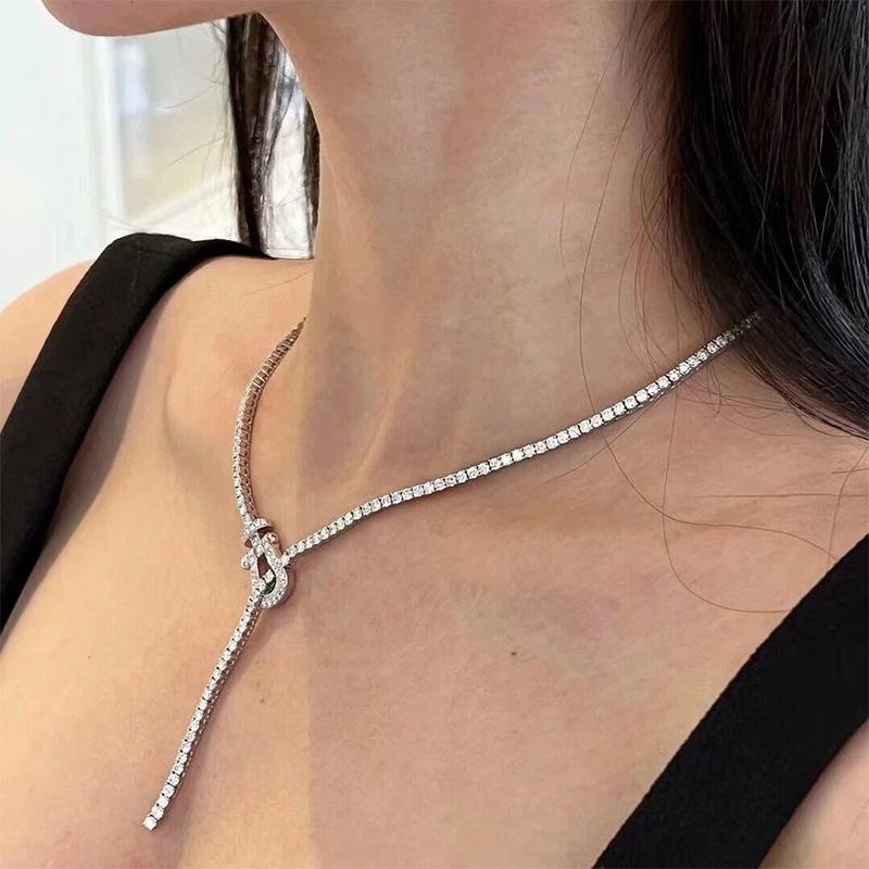 Silver horseshoe necklace light luxury cold wind design sense collarbone chain personality spring new item accessories women
Silver horseshoe necklace light luxury cold wind design sense collarbone chain personality spring new item accessories women