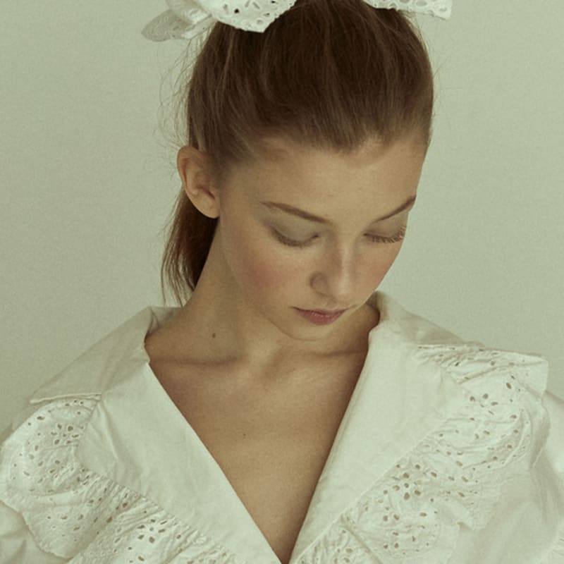 Заколка для волос Elizabeth Moments с тройным люверсом и лентой White
Заколка для волос Elizabeth Moments с тройным люверсом и лентой White