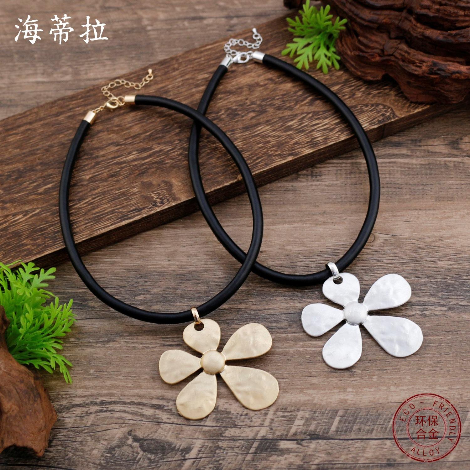 New geometric brushed flower leather rope pendant, women s exaggerated high-end flower versatile neck necklace
New geometric brushed flower leather rope pendant, women s exaggerated high-end flower versatile neck necklace