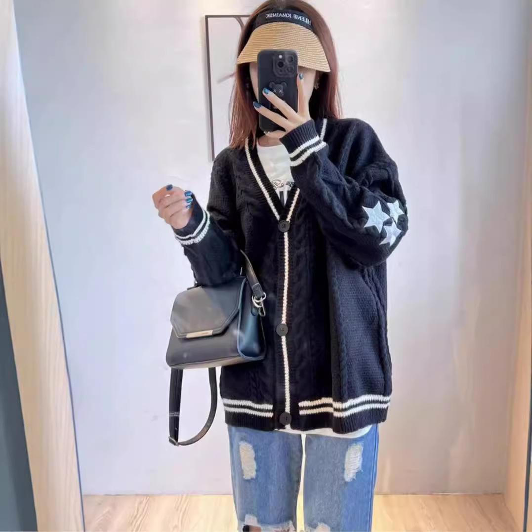 Винтажный вязаный кардиган с вышитыми звездами для женщин, осень-зима, модное пальто с V-образным вырезом и длинными рукавами, женский свободный свитер в стиле ретро 2019 года M тёмно-синий
Винтажный вязаный кардиган с вышитыми звездами для женщин, осень-зима, модное пальто с V-образным вырезом и длинными рукавами, женский свободный свитер в стиле ретро 2019 года M тёмно-синий