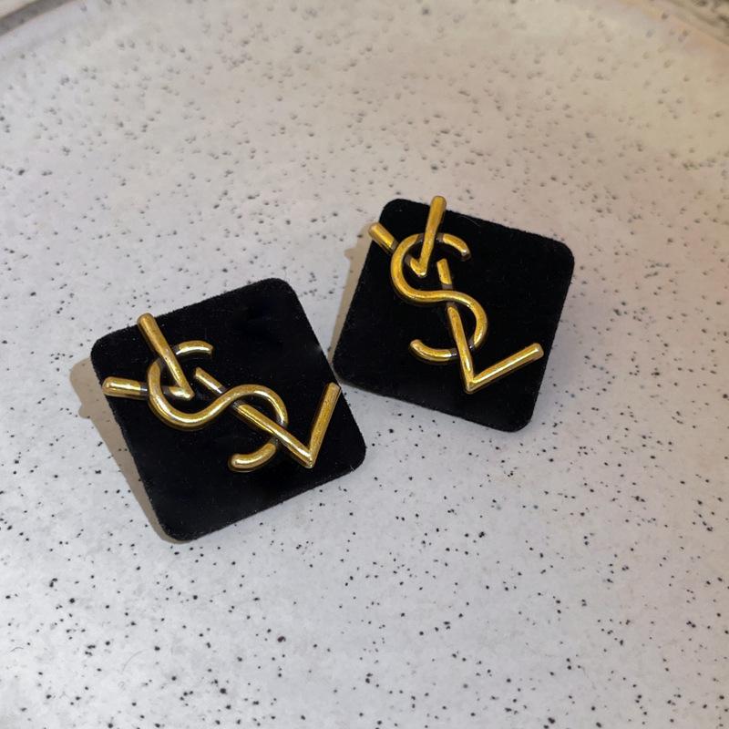 Silver needle retro design sense flocking letter rhombus stud earrings Korean ins personality temperament earrings Internet celebrity earrings women
Silver needle retro design sense flocking letter rhombus stud earrings Korean ins personality temperament earrings Internet celebrity earrings women