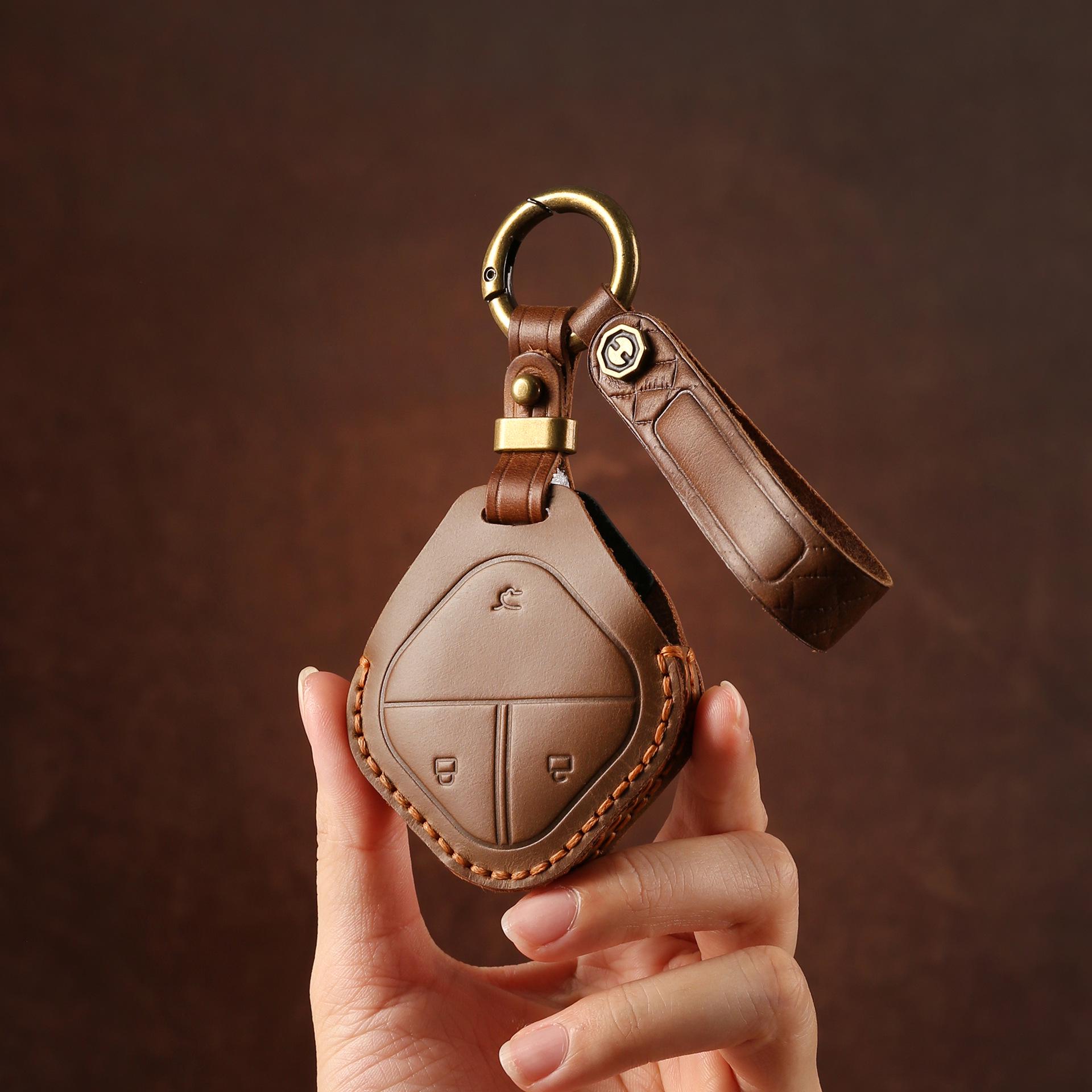 Genuine Leather Key Cover for Wuling Bingo & Baojun Yueye KIWI Qingkong EV - Men s Keychain коричневий
Genuine Leather Key Cover for Wuling Bingo & Baojun Yueye KIWI Qingkong EV - Men s Keychain коричневий