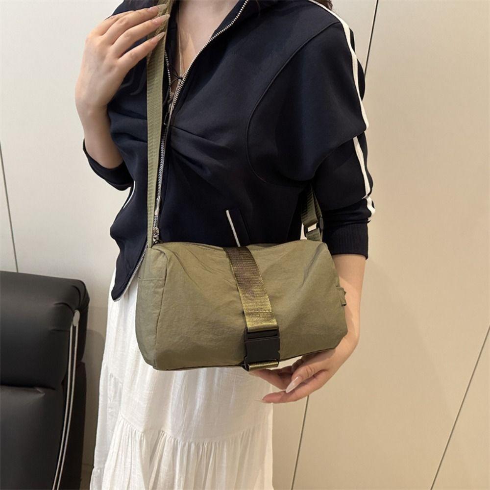 Lightweight Crossbody Toast Bag Korean Commuting Bag Simple Buckle Shoulder Bag Student зелений
Lightweight Crossbody Toast Bag Korean Commuting Bag Simple Buckle Shoulder Bag Student зелений