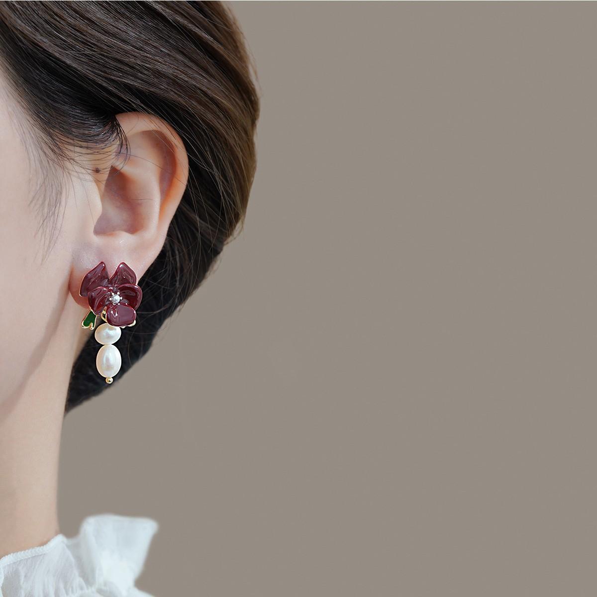 Dripping oil flower pearl stud earrings elegant temperament earrings light luxury high-end niche earrings
Dripping oil flower pearl stud earrings elegant temperament earrings light luxury high-end niche earrings