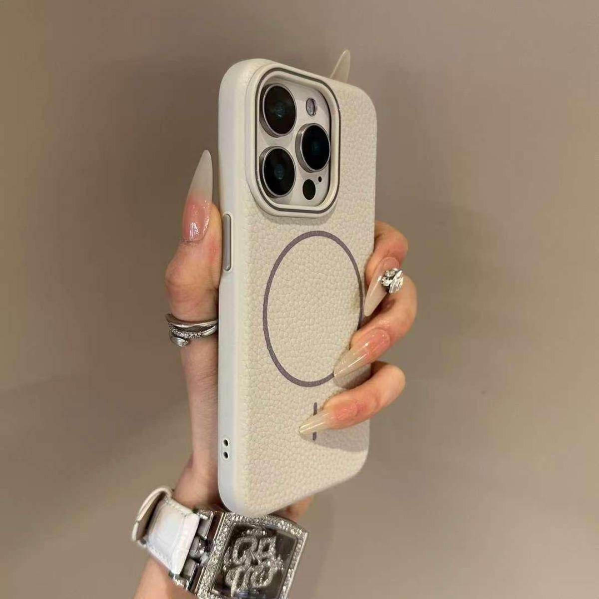 Магнитный чехол из ПУ кожи с рисунком личи для iPhone 16 15 14 Plus 13 12 11 Pro Max для беспроводной зарядки Magsafe, мягкая обложка iPhone 16 белый
Магнитный чехол из ПУ кожи с рисунком личи для iPhone 16 15 14 Plus 13 12 11 Pro Max для беспроводной зарядки Magsafe, мягкая обложка iPhone 16 белый