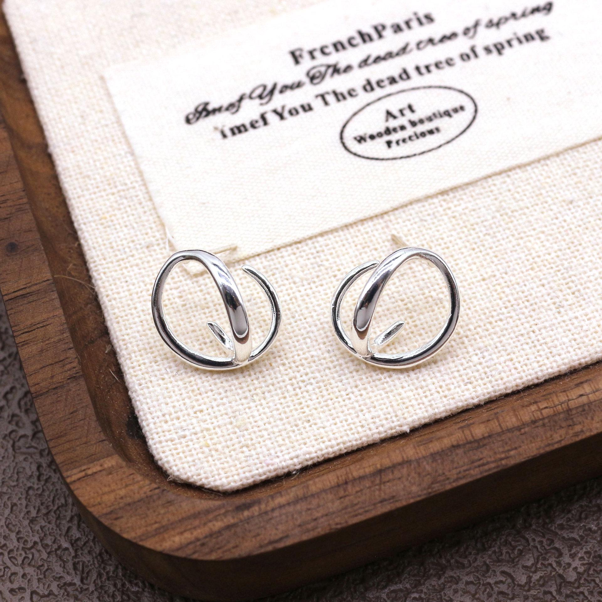 Korean Geometric Irregular Round Earrings: Elegant, Simple, Versatile Ear Studs for Women
Korean Geometric Irregular Round Earrings: Elegant, Simple, Versatile Ear Studs for Women