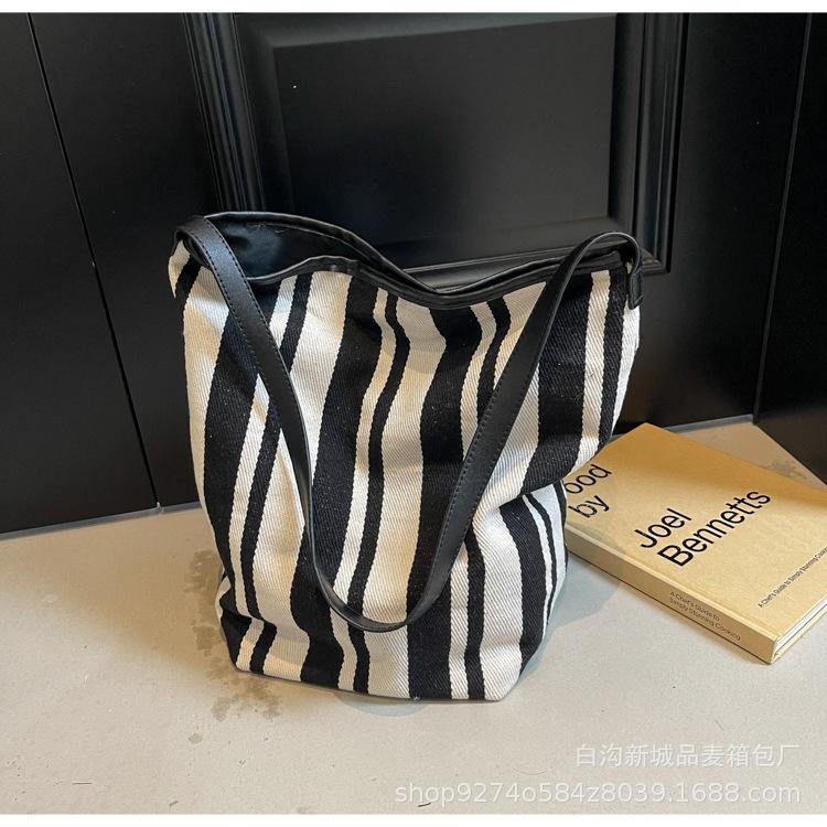 Large capacity bag women s bag 2025 new trendy Korean casual canvas tote bag contrasting striped shoulder messenger bag чёрный
Large capacity bag women s bag 2025 new trendy Korean casual canvas tote bag contrasting striped shoulder messenger bag чёрный