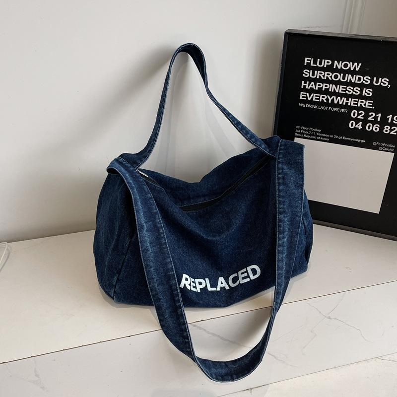 Trendy Women Shoulder Bags Large Capacity Denim Crossbody Bags with Letter Print for Students Texture Versatile Commuting Bag темно-синього кольору
Trendy Women Shoulder Bags Large Capacity Denim Crossbody Bags with Letter Print for Students Texture Versatile Commuting Bag темно-синього кольору