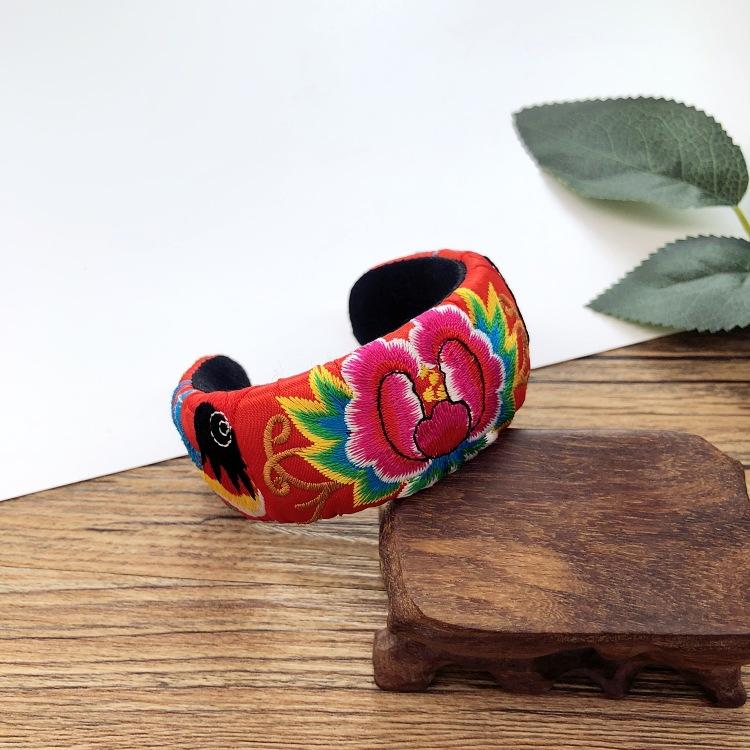 Оригинальный браслет ручной работы в стиле ретро, с вышивкой, женский, широкая версия, темпераментный, из мяоского серебра, хлопка и льна, универсальный браслет, аксессуары
Оригинальный браслет ручной работы в стиле ретро, с вышивкой, женский, широкая версия, темпераментный, из мяоского серебра, хлопка и льна, универсальный браслет, аксессуары