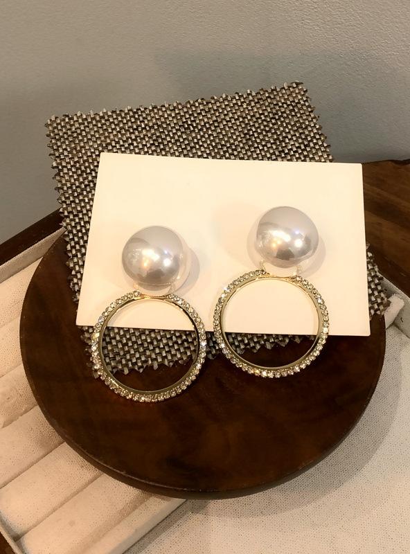 Silver Needle Pearl Diamond Round Pendant Earrings Light Luxury Premium Earrings European and American Retro Simple Fashion Earrings Women
Silver Needle Pearl Diamond Round Pendant Earrings Light Luxury Premium Earrings European and American Retro Simple Fashion Earrings Women