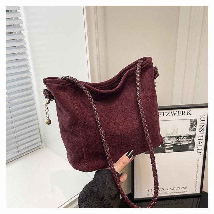 Korean version of simple casual bag women s 2025 autumn new large-capacity versatile matte foreign style shoulder messenger bag
Korean version of simple casual bag women s 2025 autumn new large-capacity versatile matte foreign style shoulder messenger bag