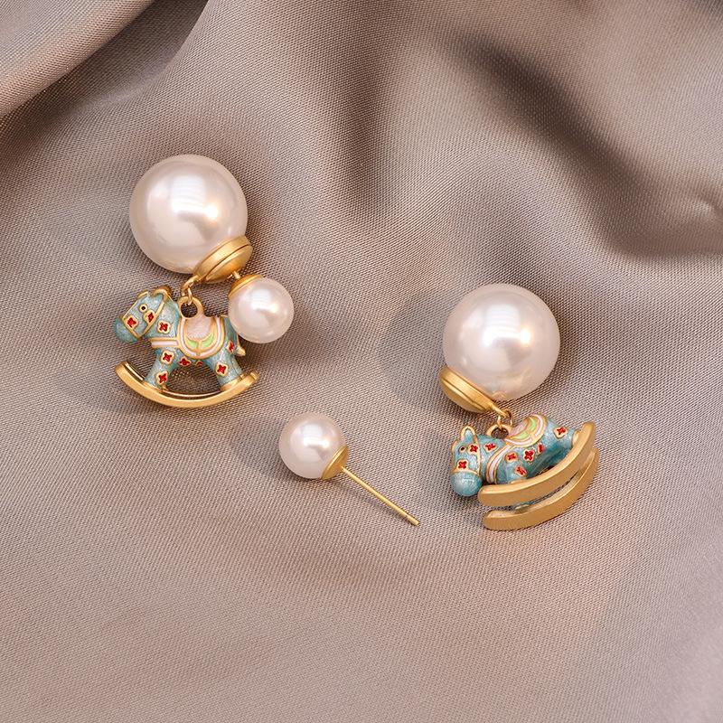 Silver Pearl Drip Little Horse Pendant Earrings - Elegant Retro Studs for Women
Silver Pearl Drip Little Horse Pendant Earrings - Elegant Retro Studs for Women